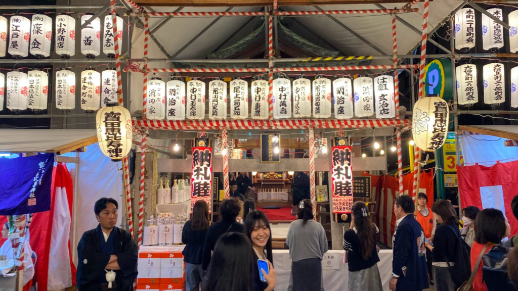 日本橋べったら市当日の寶田恵比寿神社正面と参拝者