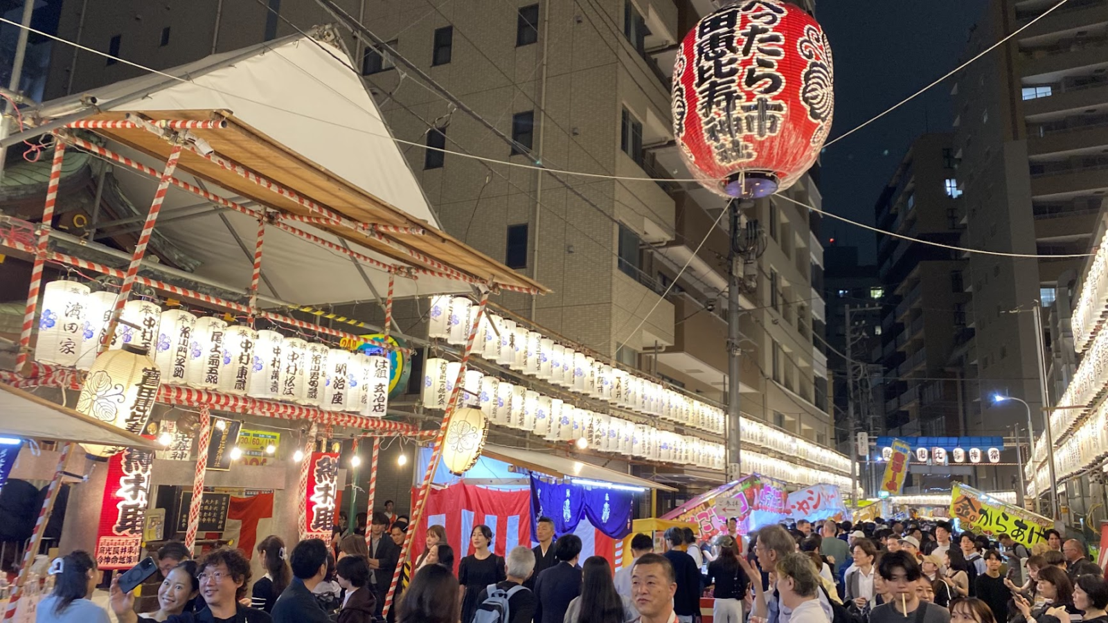 2026年日本橋べったら市の寶田恵比寿神社大提灯と奉納提灯が続く夜景