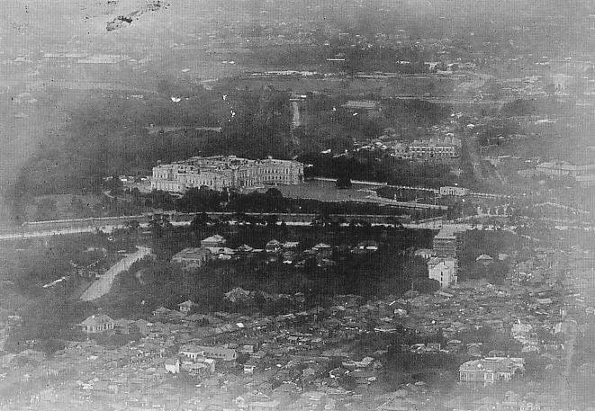 1923年の関東大震災後に撮影された赤坂離宮の航空写真。建物と周囲の敷地が見える