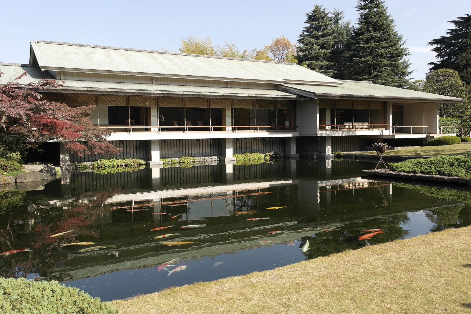 迎賓館赤坂離宮の和風別館「游心亭」と池庭。池の向こうに平屋の建物が見える
