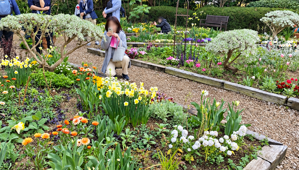 2026年春のアークヒルズ・ルーフガーデンの花壇と来園者