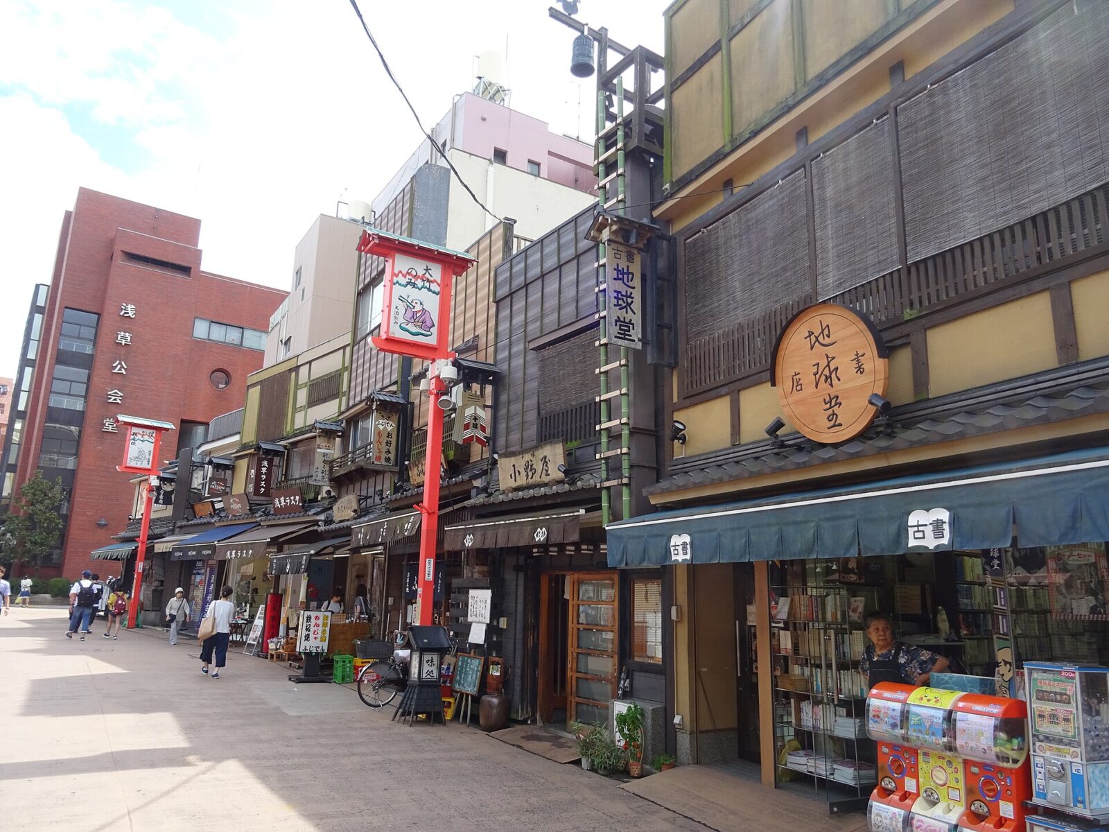 2018年の浅草伝法院通り。江戸風の建物を模した店が立ち並ぶ街路