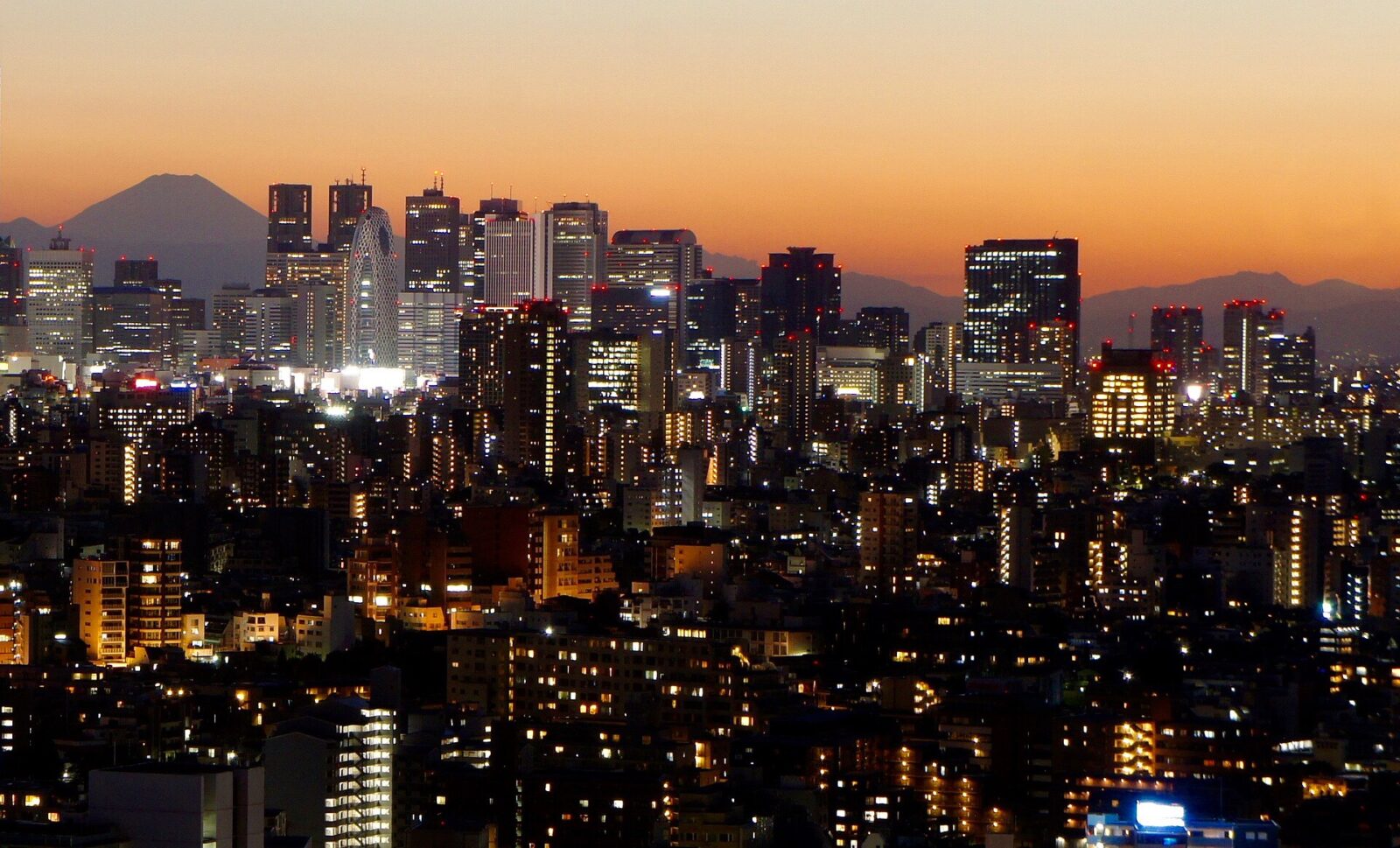 文京シビックセンター展望ラウンジから望む富士山方向の夕景