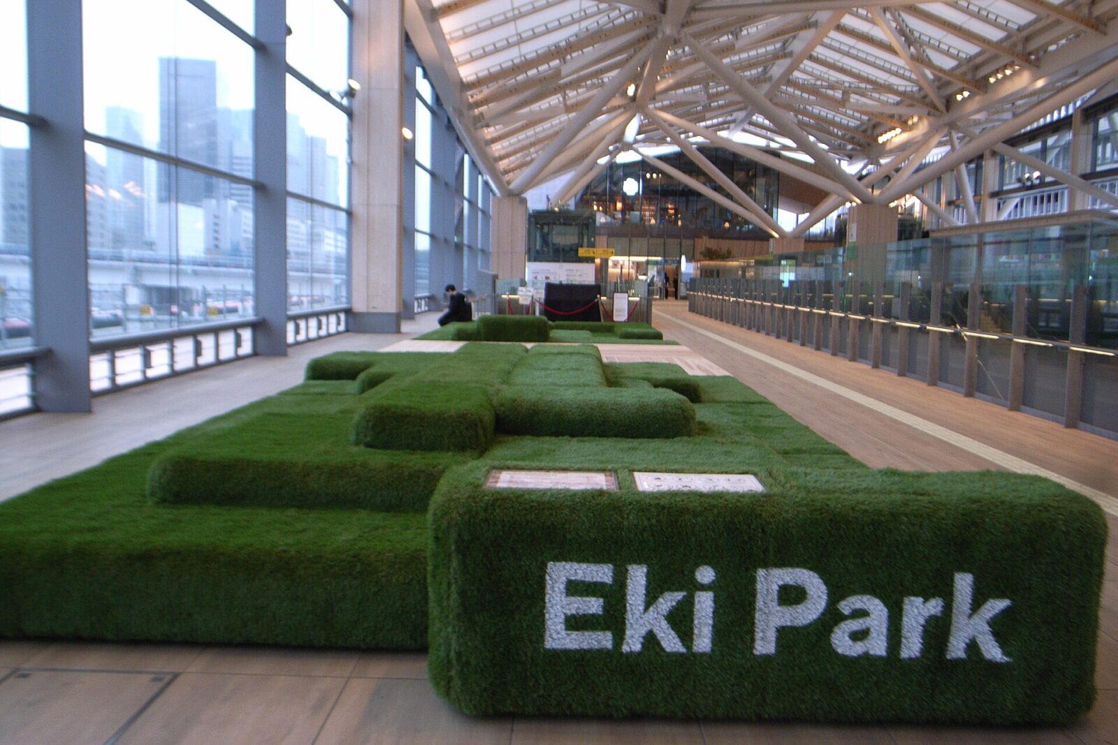JR高輪ゲートウェイ駅の2階コンコース内に設置された休憩スペースEki Park