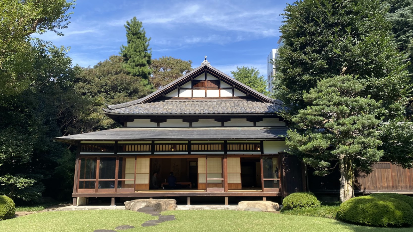 懐徳館庭園の芝庭から正面に望む1951年再建の懐徳館
