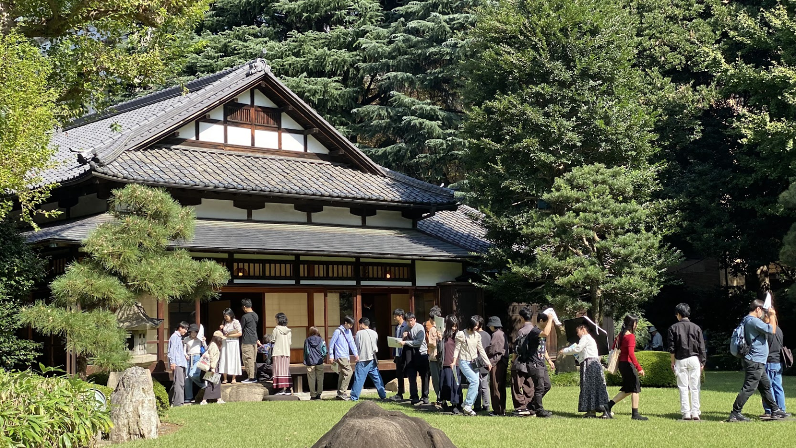 懐徳館の庭側で建物内部を見ようと集まる見学者たち