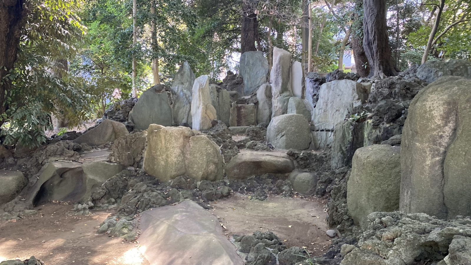 懐徳館庭園の築山に組まれた大きな立石と巨石による滝石組