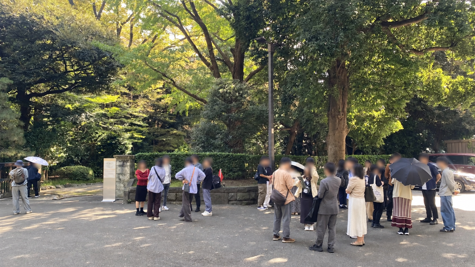 2026年10月17日に懐徳館庭園の入口付近で集まるゆる歴史散歩会の参加者