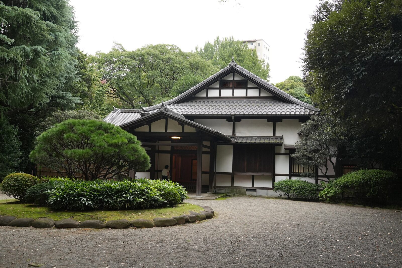 東京大学懐徳館の木造和風建築の外観