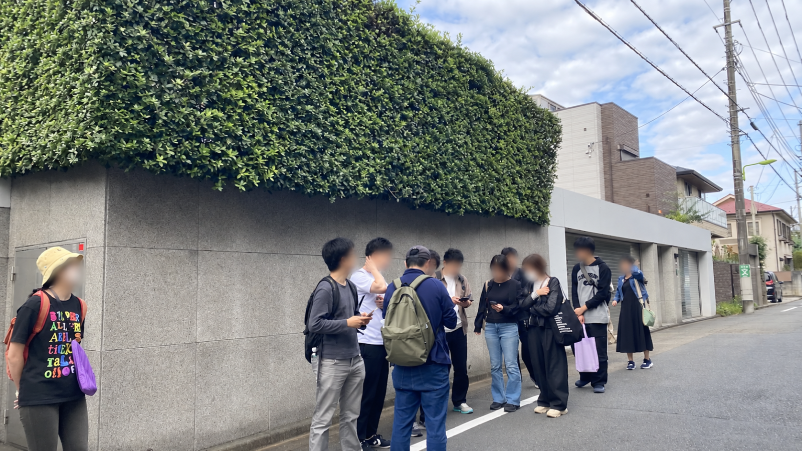 旧小佐野邸前を訪れた歴史散歩イベント参加者
