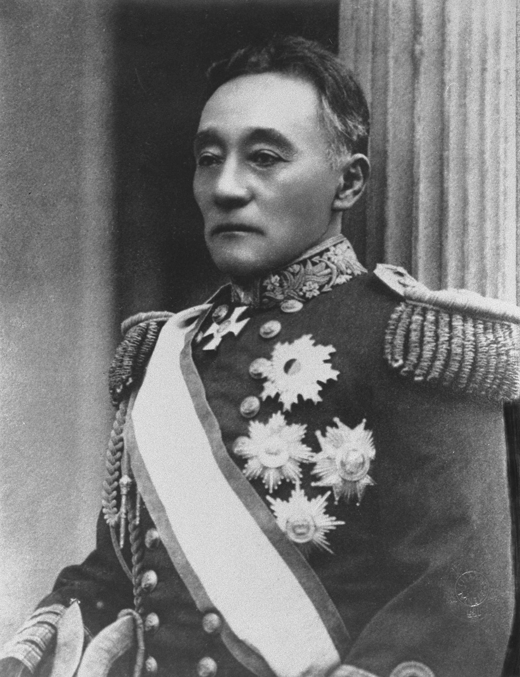 海軍軍服を着用した川村純義の白黒肖像写真