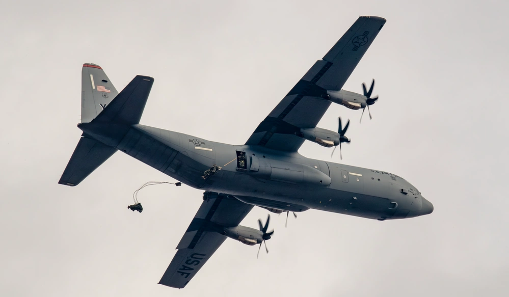 2025年の降下訓練始めでC-130J輸送機から降下する陸上自衛隊第1空挺団の隊員