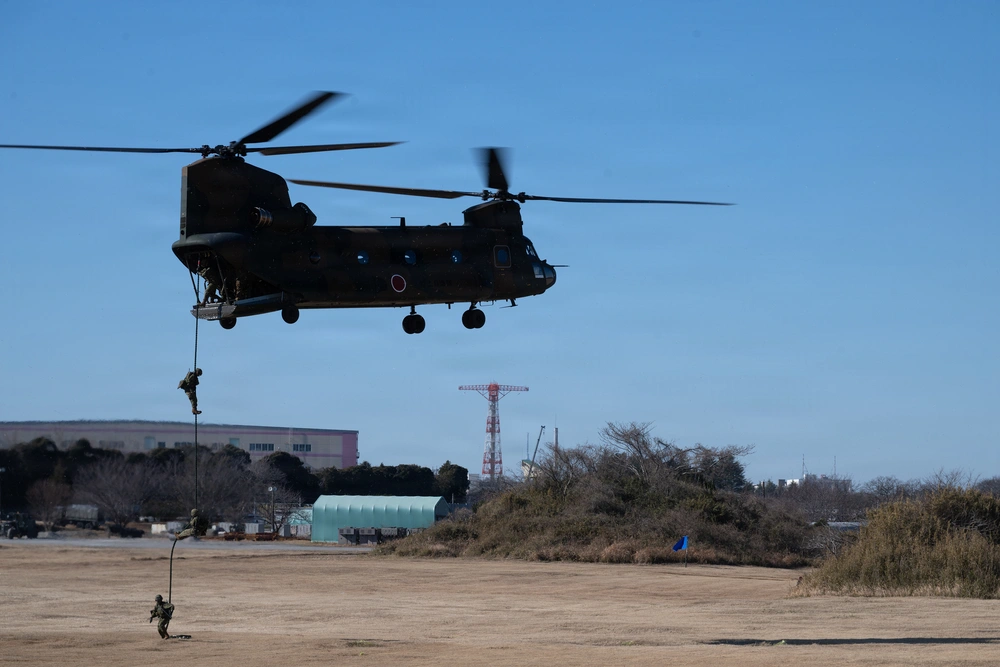 2026年の予行訓練でCH-47ヘリコプターからロープを使って降下する隊員