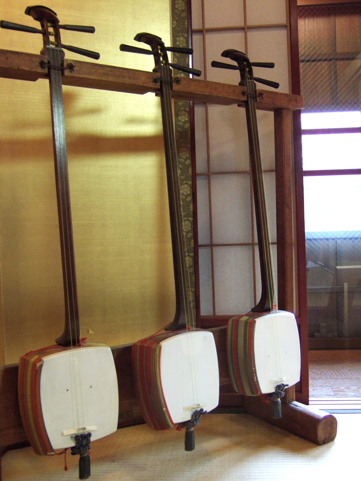 金沢市西茶屋資料館に展示された三挺の三味線
