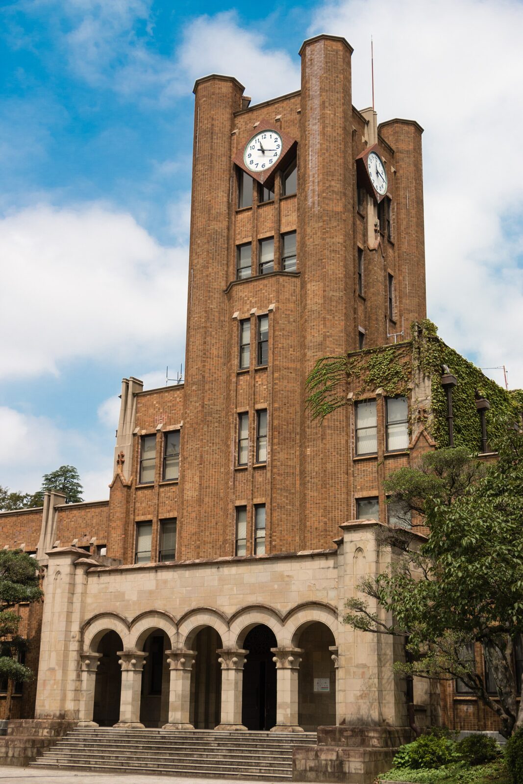東京大学駒場Ⅰキャンパス1号館の時計塔を見上げた外観