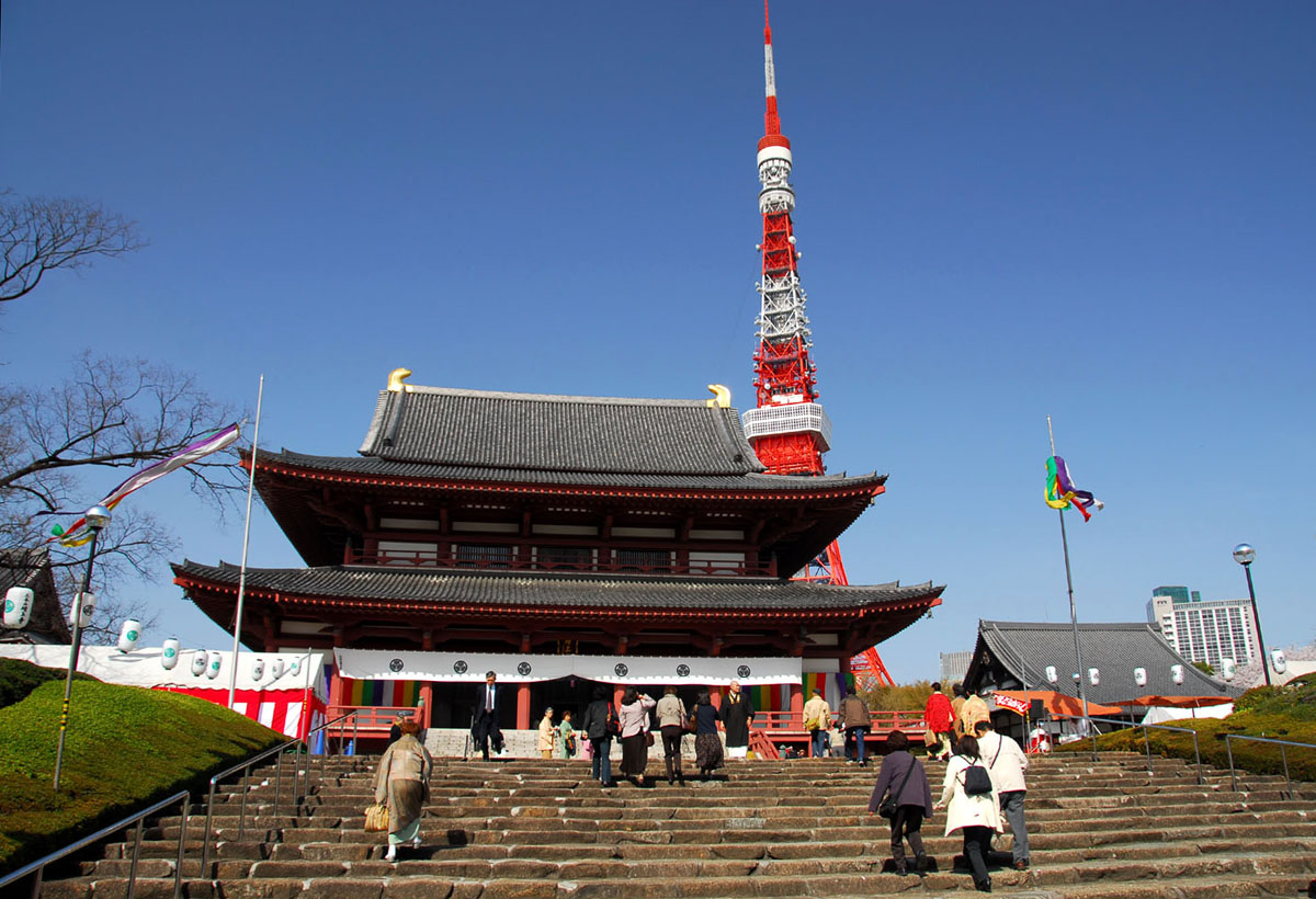 増上寺の大殿本堂へ向かう階段と背後に見える東京タワー